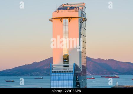 Yeoso, Südkorea: 25. Dezember 2017: Gipfel des MVL-Hotels mit Bergen und dem Hafen voller Binnenschiffe im Hintergrund Stockfoto