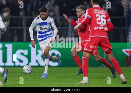 Zwolle, Niederlande. Januar 2024. ZWOLLE, NIEDERLANDE - 13. JANUAR: Anouar El Azzouzi von PEC Zwolle, Luuk Brouwers vom SC Heerenveen während des niederländischen Eredivisie-Spiels zwischen PEC Zwolle und SC Heerenveen im MAC3 Park Stadium am 13. Januar 2024 in Zwolle, Niederlande. (Foto: Ben Gal/Orange Pictures) Credit: dpa/Alamy Live News Stockfoto