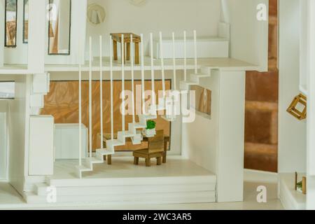 Nahaufnahme des architektonischen Entwurfs des offenen Wohnraums mit Treppen, die vom Essbereich zum Schlafzimmer im zweiten Stock führen Stockfoto