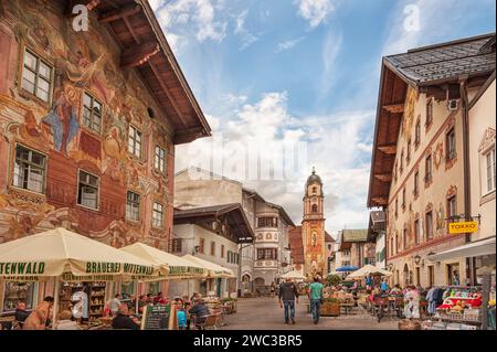 Obermarkt, historische Häuser mit Lueftlmalerei, Geschäfte, Fußgängerzone, St. Peter-und-Pauls-Kirche hinten, Mittenwald, Bayern Stockfoto