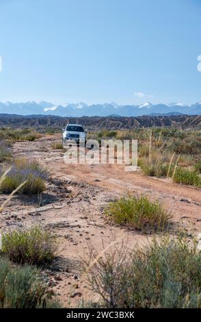 Geländefahrzeug auf Offroad-Straße, Badlands, in der Nähe von Bokonbayevo, Yssykkoel, Kirgisistan Stockfoto