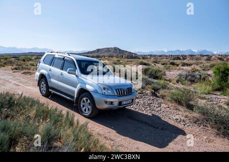 Geländefahrzeug auf Offroad-Straße, Badlands, in der Nähe von Bokonbayevo, Yssykkoel, Kirgisistan Stockfoto