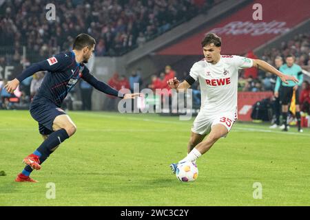 Max Finkgraefe (1. FC Köln, #35) geht ins Laufduell mit Marnon Busch (FC Heidenheim, #02). Fußball: 1. Bundesliga, Saison 2023/2024, 17. Spieltag, 1. FC Köln - 1. FC Heidenheim 1846 am 13.01.2024 im RheinEnergieStadion in Köln Wichtiger Hinweis: Gemaess den Vorgaben der DFL Deutsche Fussball Liga bzw. Des DFB Deutscher Fussball-Bund ist es untersagt, in dem Stadion und/oder vom Spiel angefertigte Fotoaufnahmen in Form von Sequenzbildern und/oder videoaehnlichen Fotostrecken zu verwerten bzw. Verwerten zu lassen. Foto: Kirchner-Media/TH Stockfoto