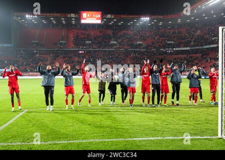 Enschede, Niederlande. Januar 2024. ENSCHEDE, NIEDERLANDE - 13. JANUAR: Spieler des FC Twente feiern den Sieg beim niederländischen Eredivisie-Spiel zwischen dem FC Twente und AZ in Grolsch Veste am 13. Januar 2024 in Enschede, Niederlande. (Foto: Peter Lous/Orange Pictures) Credit: dpa/Alamy Live News Stockfoto