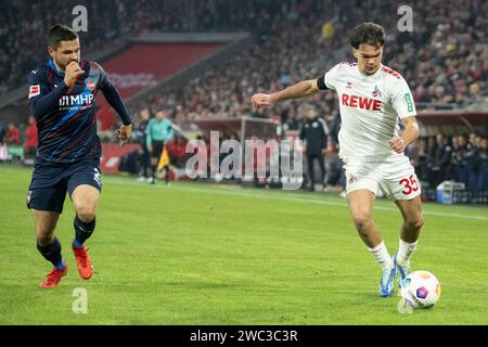 Marnon Busch (FC Heidenheim, #02) kommt nicht in den Zweikampf. Max Finkgraefe (1. FC Köln, #35) ist kurz vor der Flanke. Fußball: 1. Bundesliga, Saison 2023/2024, 17. Spieltag, 1. FC Köln - 1. FC Heidenheim 1846 am 13.01.2024 im RheinEnergieStadion in Köln Wichtiger Hinweis: Gemaess den Vorgaben der DFL Deutsche Fussball Liga bzw. Des DFB Deutscher Fussball-Bund ist es untersagt, in dem Stadion und/oder vom Spiel angefertigte Fotoaufnahmen in Form von Sequenzbildern und/oder videoaehnlichen Fotostrecken zu verwerten bzw. Verwerten zu lassen. Foto: Kirchner-Media/TH Stockfoto