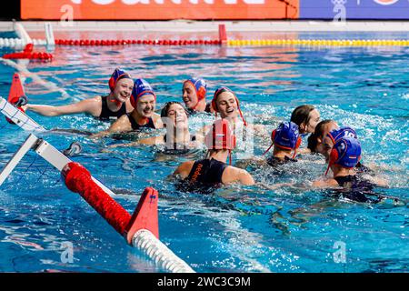 EINDHOVEN, NIEDERLANDE - 13. JANUAR: Team Niederlande feiert Sieg, Laura Aarts aus den Niederlanden, Iris Wolves aus den Niederlanden, Brigitte Sleeking aus den Niederlanden, Sabrina van der Sloot aus den Niederlanden, Maartje Keuning aus den Niederlanden, Simone van de Kraats aus den Niederlanden, Rogge Bente aus den Niederlanden, Vivian Sevenich (Niederlande), Kitty Lynn Joustra (Niederlande), Lieke Rogge (Niederlande), Lola Moolhuijzen (Niederlande), Nina ten Broek (Niederlande), Britt van den Dobbelsteen (Niederlande) im Wettbewerb in Spanien während der Niederlande (t) Stockfoto