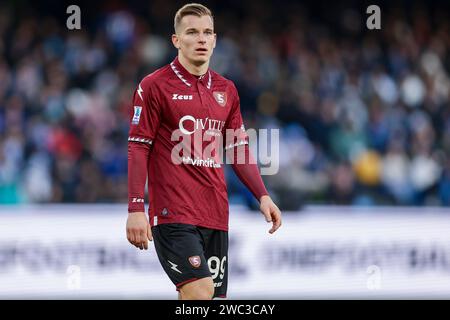 Salernitanas polnischer Mittelfeldspieler Mateusz Legowski sieht während des Fußballspiels der Serie A zwischen dem SSC Napoli und Salernitana am 13. Januar 2024 im Diego Armando Maradona Stadium in Neapel, Süditalien, aus. Stockfoto