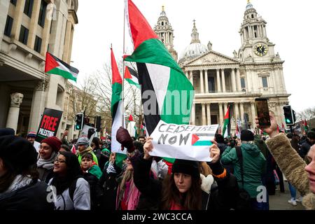 London, UK, 13. Januar 2024, März für Palästina, in dem ein Waffenstillstand in Gaza gefordert wird. Quelle: Antony Medley/Alamy Live News Stockfoto