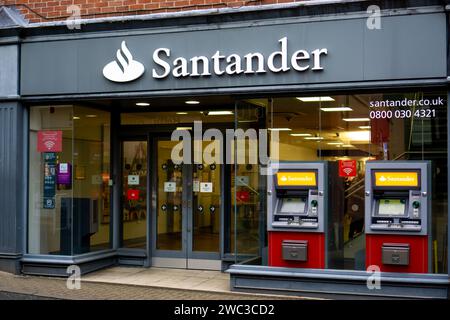 Santander Bankfiliale mit zwei Geldautomaten draußen Stockfoto