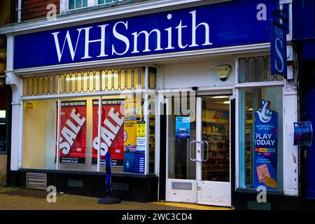 WHSmith Briefpapier- und Buchladen mit Verkaufs- und Lottoschildern im Fenster Stockfoto