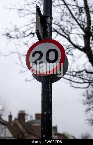 Straßenschild mit 20 mph-Geschwindigkeitsbegrenzung in der Saffron Walden High Street Stockfoto