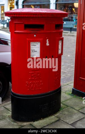 Traditionelles britisches rotes Briefkästchen mit zwei Slots in Saffron Walden Stockfoto