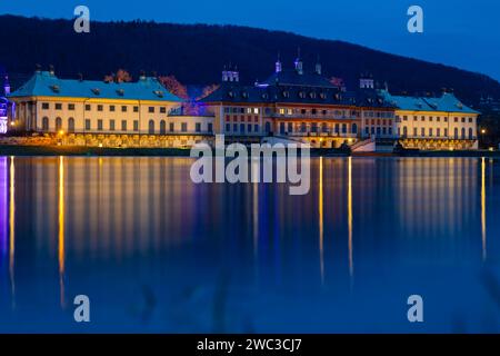 Aufgrund der starken Niederschläge in Form von Schnee und Regen ist die Elbe wieder gestiegen. Die Elbwiesen bei Schloss Pirna sind teilweise überflutet Stockfoto