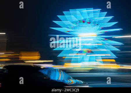 Augustusmarkt in Dresden. Riesenrad mit Straßenverkehr, Dresden, Sachsen, Deutschland Stockfoto