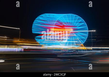 Augustusmarkt in Dresden. Riesenrad mit Straßenverkehr, Dresden, Sachsen, Deutschland Stockfoto