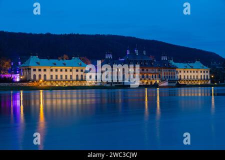 Aufgrund der starken Niederschläge in Form von Schnee und Regen ist die Elbe wieder gestiegen. Die Elbwiesen bei Schloss Pirna sind teilweise überflutet Stockfoto