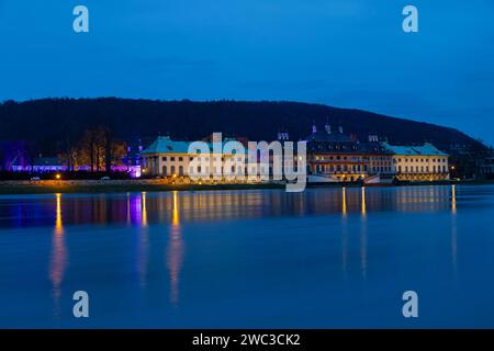 Aufgrund der starken Niederschläge in Form von Schnee und Regen ist die Elbe wieder gestiegen. Die Elbwiesen bei Schloss Pirna sind teilweise überflutet Stockfoto