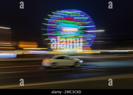 Augustusmarkt in Dresden. Riesenrad mit Straßenverkehr, Dresden, Sachsen, Deutschland Stockfoto