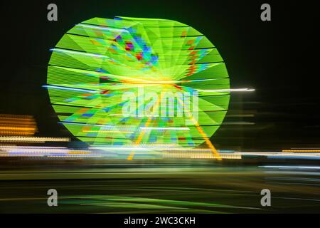 Augustusmarkt in Dresden. Riesenrad mit Straßenverkehr, Dresden, Sachsen, Deutschland Stockfoto