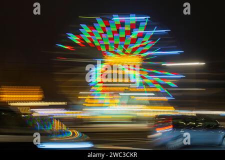 Augustusmarkt in Dresden. Riesenrad mit Straßenverkehr, Dresden, Sachsen, Deutschland Stockfoto