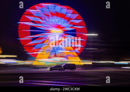 Augustusmarkt in Dresden. Riesenrad mit Straßenverkehr, Dresden, Sachsen, Deutschland Stockfoto