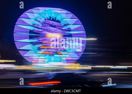 Augustusmarkt in Dresden. Riesenrad mit Straßenverkehr, Dresden, Sachsen, Deutschland Stockfoto