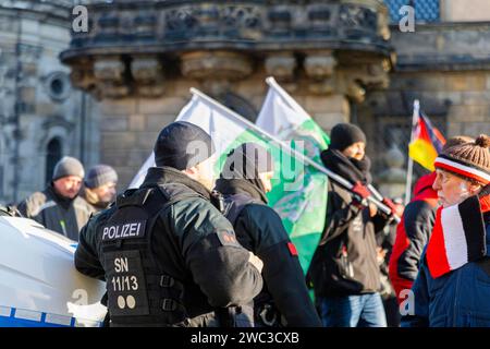 Tausende demonstrieren auf dem Schlossplatz in Dresden und marschieren dann durch die Innenstadt. Fahnen des ehemaligen Königreichs Sachsen sind zu sehen Stockfoto