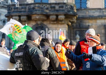 Tausende demonstrieren auf dem Schlossplatz in Dresden und marschieren dann durch die Innenstadt. Fahnen des ehemaligen Königreichs Sachsen sind zu sehen Stockfoto