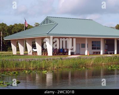 Everglades National Park, Florida, Vereinigte Staaten - 13. Januar 2024: Reiseleiter mit Touristen im Gebäude des Royal Palm Visitor Center. Stockfoto