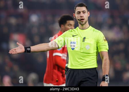 Eindhoven, Niederlande. Januar 2024. EINDHOVEN, NIEDERLANDE - 13. JANUAR: Schiedsrichter Marc Nagtegaal zeigt während des niederländischen Eredivisie-Spiels zwischen PSV und Excelsior im Philips Stadion am 13. Januar 2024 in Eindhoven, Niederlande. (Foto: Broer van den Boom/Orange Pictures) Credit: dpa/Alamy Live News Stockfoto