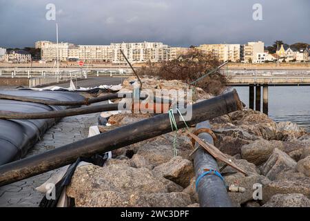 Arbeiten an einem Hafen von pornichet, um Sand oder Schlamm aus dem Meeresboden in der Bretagne zu entfernen Stockfoto