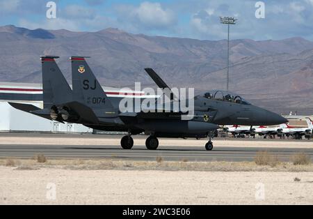 Ein US-amerikanisches Kampfflugzeug der US Air Force USAF vom Typ McDonnell Douglas F-15E Strike Eagle landet auf der Nellis Air Force Base in Nevada, USA. Ein US-amerikanisches Kampfflugzeug der US Air Force USAF vom Typ McDonnell Douglas F-15E Strike Eagle landet auf der Nellis Air Force Base in Nevada, USA. *** A US Air Force USAF McDonnell Douglas F 15E Strike Eagle Jagdflugzeuge landen auf der Nellis Air Force Base in Nevada, USA Ein US Air Force USAF McDonnell Douglas F 15E Strike Eagle Jagdflugzeug landet auf der Nellis Air Force Base in Nevada, USA Stockfoto