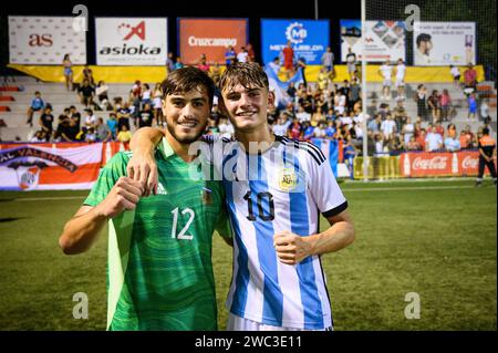 Porträt des argentinischen Nationalspielers Nico Paz mit seinen Teamkollegen nach dem Sieg beim COTIF-Turnier 2022 in Alcudia, Valencia, Spanien. Stockfoto