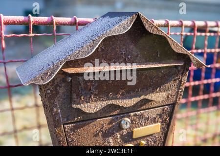 Eiserner Briefkasten im Schnee auf einer überdachten Straße vergraben, Briefkasten mit Schnee bedeckt aus nächster Nähe Stockfoto