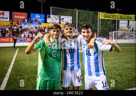 Porträt des argentinischen Nationalspielers Nico Paz mit seinen Teamkollegen nach dem Sieg beim COTIF-Turnier 2022 in Alcudia, Valencia, Spanien. Stockfoto