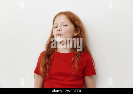 Schönheit Person weibliche Kinder isoliert kaukasische Kindheit nettes Gesicht kleines Hintergrund Mädchen junges Porträt Stockfoto