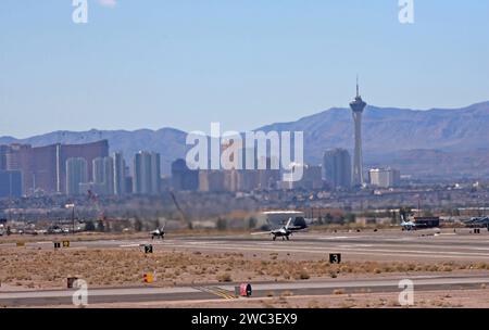 US-amerikanische Kampfflugzeuge Stealth der U.S. Air Force USAF vom Typ Lockheed Martin F-22 Raptor starten von der Nellis Air Force Base in Nevada, USA. Im Hintergrund die Skyline von Las Vegas mit dem Stratosphere Tower. US-amerikanische Kampfflugzeuge Stealth der U.S. Air Force USAF vom Typ Lockheed Martin F-22 Raptor starten von der Nellis Air Force Base in Nevada, USA. Im Hintergrund die Skyline von Las Vegas mit dem Stratosphere Tower. *** Die US Air Force USAF Lockheed Martin F 22 Raptor Stealth Kampfflugzeuge starten von der Nellis Air Force Base in Nevada, USA im Hintergrund, der Las Vega Stockfoto