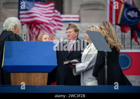 Jackson, Vereinigte Staaten von Amerika. Januar 2024. Der Gouverneur von Mississippi Tate Reeves, Mitte, wird als 65. Gouverneur von Chief Justice Mike Randolph vereidigt, der von seiner Frau Lee und seinen Kindern während der Einweihungszeremonie im State Capitol Building am 9. Januar 2024 in Jackson, Mississippi, umgeben ist. Quelle: A1C Shardae McAfee/National Guard/Alamy Live News Stockfoto