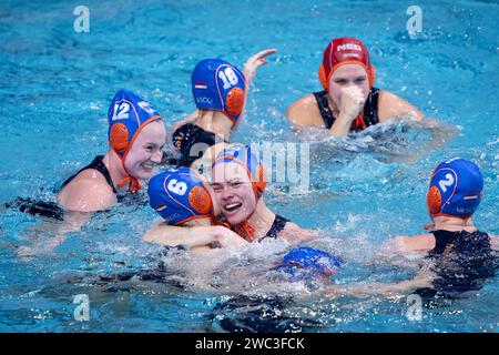 EINDHOVEN – Freude unter der niederländischen Wasserpolo-Mannschaft (Frauen) nach dem Sieg des Finales der Wasserpolo-Europameisterschaft Spaniens im Pieter van den Hoogenband Schwimmstadion. ANP-SCHLEIFMASCHINE KONING Stockfoto