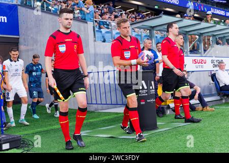 Sydney, Australien. Januar 2024. Die Schiedsrichter gehen am 13. Januar 2024 im Allianz Stadium in Sydney, Australien vor dem Spiel der A-League Men Rd27 zwischen Adelaide United und Sydney FC auf das Feld. Credit: IOIO IMAGES/Alamy Live News Stockfoto