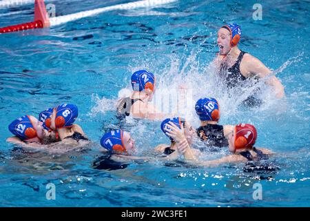 EINDHOVEN – Freude unter der niederländischen Wasserpolo-Mannschaft (Frauen) nach dem Sieg des Finales der Wasserpolo-Europameisterschaft Spaniens im Pieter van den Hoogenband Schwimmstadion. ANP-SCHLEIFMASCHINE KONING Stockfoto