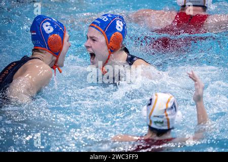 EINDHOVEN – Freude unter der niederländischen Wasserpolo-Mannschaft (Frauen) nach dem Sieg des Finales der Wasserpolo-Europameisterschaft Spaniens im Pieter van den Hoogenband Schwimmstadion. ANP-SCHLEIFMASCHINE KONING Stockfoto