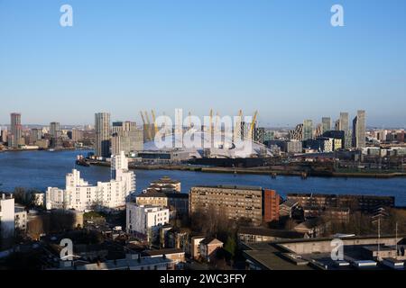 O2 Arena/Millennium Dome und Themse. Aus der Vogelperspektive der Greenwich Peninsula von der Isle of Dogs, East London. Blauer Himmel und heller Sonnenschein. Stockfoto