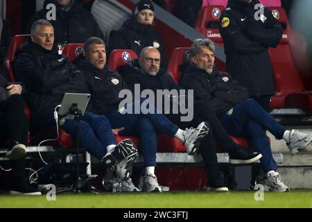 EINDHOVEN - (l-r) PSV Eindhoven Assistenztrainer Stijn Schaars, PSV Eindhoven Trainer Peter Bosz, PSV Eindhoven Assistenztrainer Rob Maas während des niederländischen Eredivisie-Spiels zwischen PSV Eindhoven und Excelsior Rotterdam im Phillips-Stadion am 13. Januar 2024 in Eindhoven, Niederlande. ANP BART STOUTJESDIJK Stockfoto