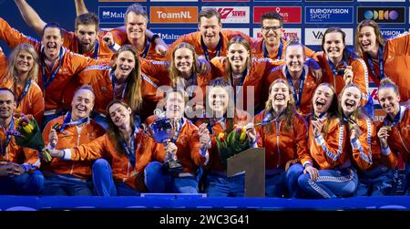 EINDHOVEN – Freude unter der niederländischen Wasserpolo-Mannschaft (Frauen) nach dem Sieg des Finales der Wasserpolo-Europameisterschaft Spaniens im Pieter van den Hoogenband Schwimmstadion. ANP-SCHLEIFMASCHINE KONING Stockfoto