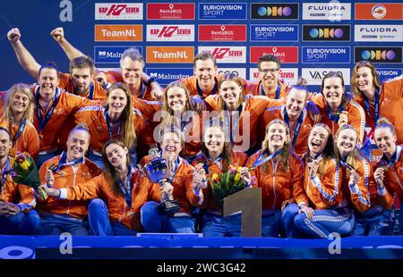 EINDHOVEN – Freude unter der niederländischen Wasserpolo-Mannschaft (Frauen) nach dem Sieg des Finales der Wasserpolo-Europameisterschaft Spaniens im Pieter van den Hoogenband Schwimmstadion. ANP-SCHLEIFMASCHINE KONING Stockfoto