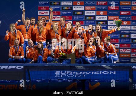 EINDHOVEN – Freude unter der niederländischen Wasserpolo-Mannschaft (Frauen) nach dem Sieg des Finales der Wasserpolo-Europameisterschaft Spaniens im Pieter van den Hoogenband Schwimmstadion. ANP-SCHLEIFMASCHINE KONING Stockfoto