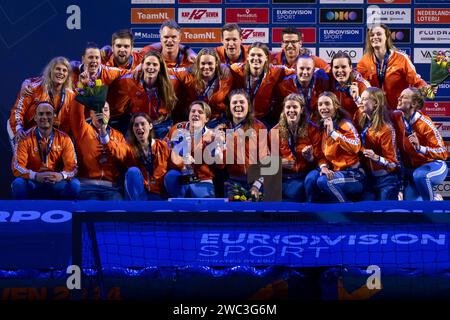 EINDHOVEN – Freude unter der niederländischen Wasserpolo-Mannschaft (Frauen) nach dem Sieg des Finales der Wasserpolo-Europameisterschaft Spaniens im Pieter van den Hoogenband Schwimmstadion. ANP-SCHLEIFMASCHINE KONING Stockfoto