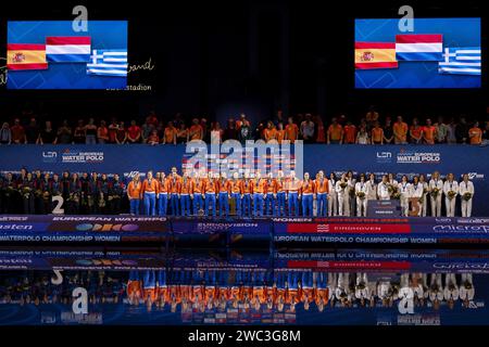 EINDHOVEN – Freude unter der niederländischen Wasserpolo-Mannschaft (Frauen) nach dem Sieg des Finales der Wasserpolo-Europameisterschaft Spaniens im Pieter van den Hoogenband Schwimmstadion. ANP-SCHLEIFMASCHINE KONING Stockfoto