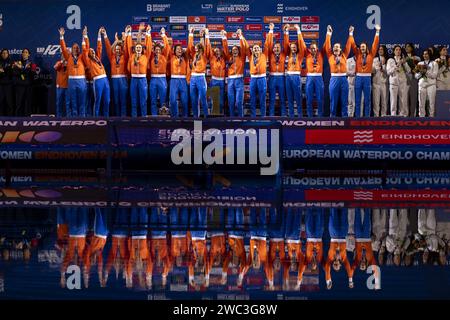 EINDHOVEN – Freude unter der niederländischen Wasserpolo-Mannschaft (Frauen) nach dem Sieg des Finales der Wasserpolo-Europameisterschaft Spaniens im Pieter van den Hoogenband Schwimmstadion. ANP-SCHLEIFMASCHINE KONING Stockfoto